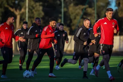 حضور السفير وحماس اللاعبين.. الأهلي ينهي تدريباته لمواجهة الجيش الملكي